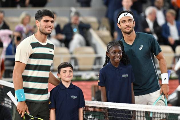 2025 Roland-Garros - Day 13 PARIS, FRANCE - JUNE 06: Carlos Alcaraz of Spain and Lorenzo Musetti of Italy pose for a photo at the net with the mascots prior to their Men s Singles Semi Final match on Day Thirteen of the 2025 French Open at Roland Garros on June 06, 2025 in Paris, France. Mustafa Yalcin Anadolu Paris France. Editorial use only. Please get in touch for any other usage.  Copyright: x2025xAnadoluxMustafaxYalcinx