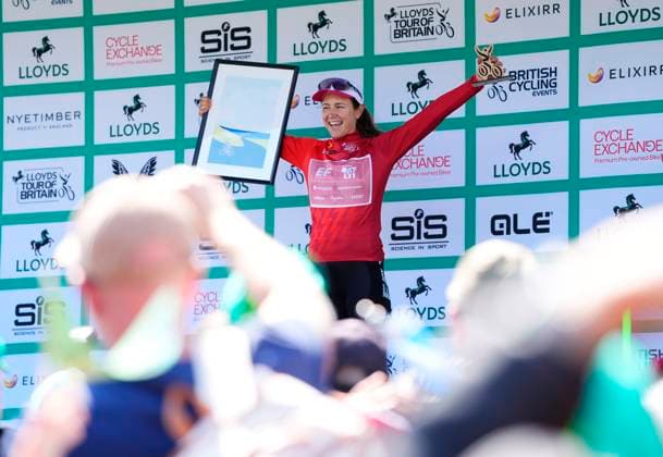 2025 Lloyds Tour of Britain Women Picture by Olly Hassell SWpix.com - 06 06 2025 - Cycling - UCI Women s World Tour - 2025 Lloyds Tour of Britain Women - Stage 2: Hartlepool to Saltburn-by-the-Sea - Kristen Faulkner (EF Education-Oatly) receives the Points jersey Copyright: x xSWpix.comx(t axPhotographyxHubxLtd)xOllyxHassell SWpix.comx SWP-2944-0197