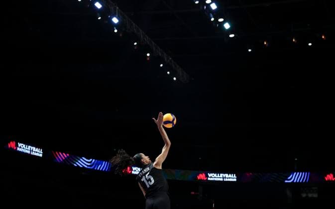 Volleyball, Frauen, Nations League, Türkei - Thailand (250606) -- BEIJING, June 6, 2025 -- T¨¹rkiye s Deniz Uyanik performs a jump serve during the Pool 3 match between T¨¹rkiye and Thailand at the Women s Volleyball Nations League (VNL) 2025 at the National Indoor Stadium in Beijing, China, June 6, 2025. ) (SP)CHINA-BEIJING-VOLLEYBALL-VNL-T?RKIYE VS THAILAND (CN) HanxYan 