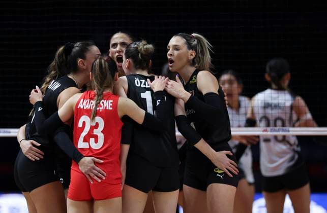 Volleyball, Frauen, Nations League, Türkei - Thailand (250606) -- BEIJING, June 6, 2025 -- Players of T¨¹rkiye celebrate scoring during the Pool 3 match between T¨¹rkiye and Thailand at the Women s Volleyball Nations League (VNL) 2025 at the National Indoor Stadium in Beijing, China, June 6, 2025. ) (SP)CHINA-BEIJING-VOLLEYBALL-VNL-T?RKIYE VS THAILAND (CN) HanxYan 