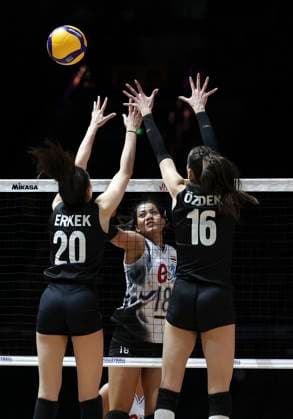 Volleyball, Frauen, Nations League, Türkei - Thailand (250606) -- BEIJING, June 6, 2025 -- Thailand s Ajcharaporn Kongyot (C) spikes the ball during the Pool 3 match between T¨¹rkiye and Thailand at the Women s Volleyball Nations League (VNL) 2025 at the National Indoor Stadium in Beijing, China, June 6, 2025. ) (SP)CHINA-BEIJING-VOLLEYBALL-VNL-T?RKIYE VS THAILAND (CN) HanxYan 