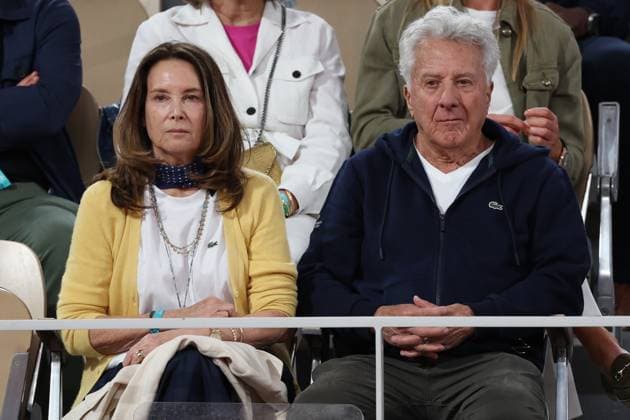 ROLAND GARROS 2025 Thierry Larret MAXPPP - PARIS (75) 06 06 2025 Thierry Larret Maxppp. Tennis. Roland Garros 2025. Internationaux de France de tennis. Stade Roland Garros, Paris (75). Le 6 juin 2025. Court Philippe Chatrier : Demi-Finale Hommes, Lorenzo MUSETTI (ITA) vs Carlos ALCARAZ (ESP). L acteur Dustin HOFFMAN et son epouse PARIS (75) STADE ROLAND GARROS PARIS ILE DE FRANCE FRANCE  Copyright: xMAXPPPxThierryxLarretx TLR202506061455 TLR202506061455