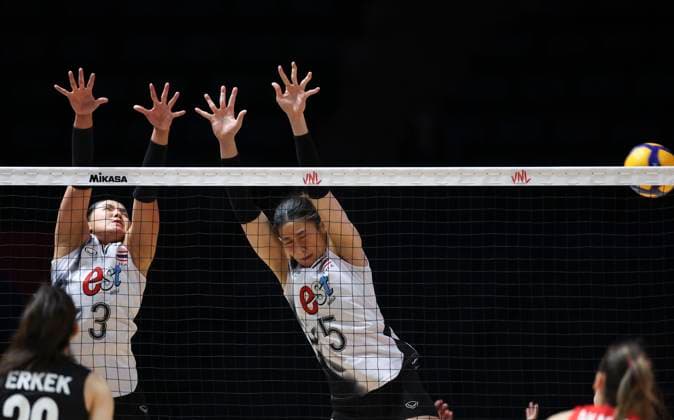 Volleyball, Frauen, Nations League, Türkei - Thailand (250606) -- BEIJING, June 6, 2025 -- Thailand s Pornpun Guedpard (L) and Thatdao Nuekjang block the ball during the Pool 3 match between T¨¹rkiye and Thailand at the Women s Volleyball Nations League (VNL) 2025 at the National Indoor Stadium in Beijing, China, June 6, 2025. ) (SP)CHINA-BEIJING-VOLLEYBALL-VNL-T?RKIYE VS THAILAND (CN) HanxYan 