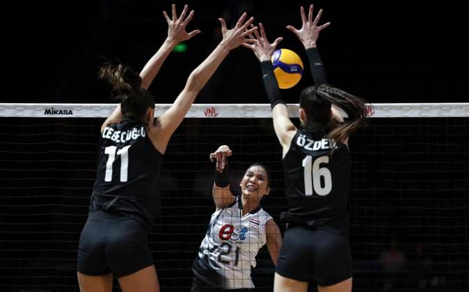 Volleyball, Frauen, Nations League, Türkei - Thailand (250606) -- BEIJING, June 6, 2025 -- Thailand s Thanacha Sooksod (C) spikes the ball during the Pool 3 match between T¨¹rkiye and Thailand at the Women s Volleyball Nations League (VNL) 2025 at the National Indoor Stadium in Beijing, China, June 6, 2025. ) (SP)CHINA-BEIJING-VOLLEYBALL-VNL-T?RKIYE VS THAILAND (CN) HanxYan 