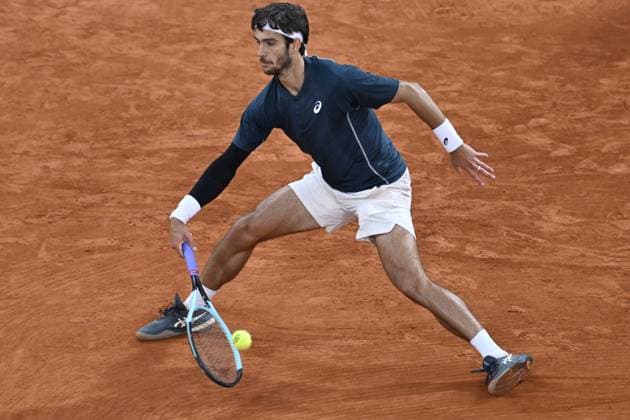 2025 Roland-Garros - Day 13 PARIS, FRANCE - JUNE 6: Lorenzo Musetti of Italy in action against Carlos Alcaraz (not seen) of Spain during Men s Single semi-finals match on the day 13 of the 2025 Roland Garros at Philippe-Chatrier Court in Paris, France on June 6, 2025. Burak Akbulut Anadolu Paris France. Editorial use only. Please get in touch for any other usage.  Copyright: x2025xAnadoluxBurakxAkbulutx