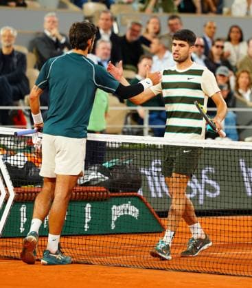Lorenzo Musetti retires injured from his semi final with Carlos Alcaraz French Open Tennis, Day Thirteen, Tennis, Roland Garros, Paris, France - 06 Jun 2025 EDITORIAL USE ONLY No use with unauthorised audio, video, data, fixture lists, club league logos or live services. Online in-match use limited to 120 images, no video emulation. No use in betting, games or single club league player publications.  Copyright: xJavierxGarcia Shutterstockx 15338000m