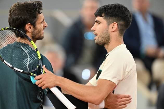 Sport Bilder des Tages 2025 Roland-Garros - Day 13 PARIS, FRANCE - JUNE 6: Carlos Alcaraz of Spain celebrates after winning against Lorenzo Musetti of Italy during Men s Single semi-finals match on the day 13 of the 2025 Roland Garros at Philippe-Chatrier Court in Paris, France on June 6, 2025. Mustafa Yalcin Anadolu Paris France. Editorial use only. Please get in touch for any other usage.  Copyright: x2025xAnadoluxMustafaxYalcinx