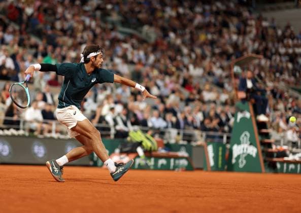 Lorenzo Musetti of Italy plays against Carlos Alcaraz of Spain during their semi-final match at the French Tennis Open at Roland Garros in Paris, France, on Friday, June 6, 2025. Alcaraz advanced to the final after Musetti withdrew due to an injury in the fourth set.  PAR20250606117 MAYAxVIDON-WHITE
