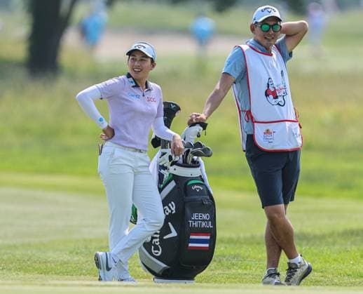 LPGA, Golf Damen 2025: ShopRite LPGA Classic Presented By Acer JUN 06 June 06, 2025: Jean Thitikul and her caddy share a light moment during the ShopRite LPGA Classic Presented by Acer in Galloway, NJ. Mike Langish CSM (Credit Image: Ã‚Â Mike Langish Cal Media) (Credit Image: Ã‚Â Mike Langish Cal Sport Media) (Credit Image: Â Mike Langish Cal Sport Media) Galloway New Jersey United States of America EDITORIAL USE ONLY Copyright: xx ZUMA-20250606_zma_c04_009.jpg MikexLangishx csmphotothree390154