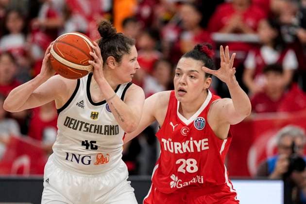 v.li.: Romy Bär (DBB, 46), Ilayda Güner (Türkei, 28), Zweikampf, Spielszene, Duell, duel, tackle, tackling, Dynamik, Action, Aktion, 06.06.2025, Heidelberg (Deutschland), Basketball, Länderspiel, Frauen, Deutschland - Türkei