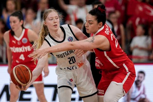 v.li.: Frieda Bühner (DBB, 20), Ilayda Güner (Türkei, 28), Zweikampf, Spielszene, Duell, duel, tackle, tackling, Dynamik, Action, Aktion, 06.06.2025, Heidelberg (Deutschland), Basketball, Länderspiel, Frauen, Deutschland - Türkei *** v li Frieda Bühner DBB, 20 , Ilayda Güner Turkey, 28 , duel, duel, tackle, tackling, dynamics, action, action, 06 06 2025, Heidelberg Germany , basketball, international match, women, Germany Turkey xozx