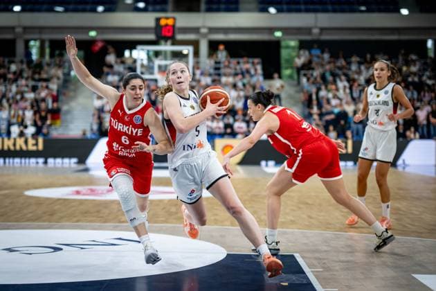Sport Themen der Woche KW23 Sport Bilder des Tages Basketball Heidelberg 06.06.2025 Testspiel DBB Frauen Damen Deutschland (GER) - Türkei (TUR) Hilke Feldrappe (Deutschland, No.05) Göksen Fitik (Türkei, No.06) *** Basketball Heidelberg 06 06 2025 Test match DBB Women Germany GER Turkey TUR Hilke Feldrappe Germany, No 05 Göksen Fitik Turkey, No 06