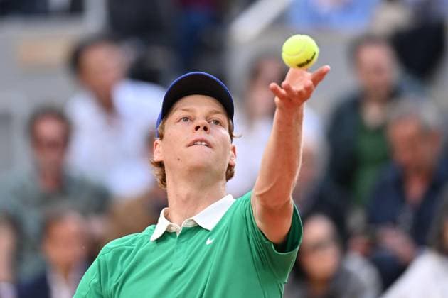 2025 Roland-Garros - Day 13 PARIS, FRANCE - JUNE 6: Jannik Sinner of Italy in action against Novak Djokovic (not seen) of Serbia during men s singles semi-final match on day 13 of the French Open tennis tournament on Court Philippe-Chatrier at the Roland-Garros Complex in Paris, France on June 6, 2025. Mustafa Yalcin Anadolu Paris France. Editorial use only. Please get in touch for any other usage.  Copyright: x2025xAnadoluxMustafaxYalcinx