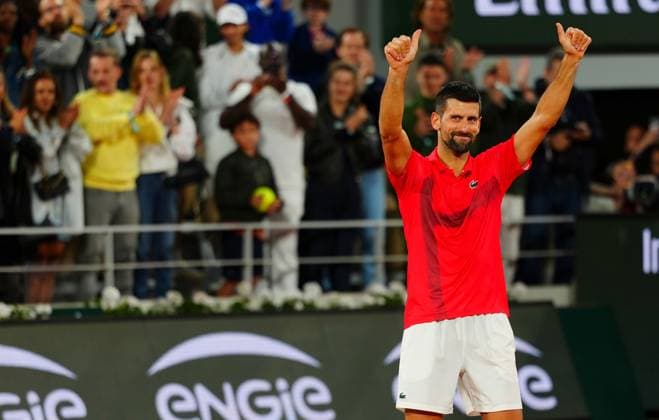 Novak Djokovic appears to wave a permanent farewell to Philippe Chatrier Court after his semi final defeat to Jannik Sinner French Open Tennis, Day Thirteen, Tennis, Roland Garros, Paris, France - 06 Jun 2025 EDITORIAL USE ONLY No use with unauthorised audio, video, data, fixture lists, club league logos or live services. Online in-match use limited to 120 images, no video emulation. No use in betting, games or single club league player publications. Copyright: xJavierxGarcia Shutterstockx 15338000bd