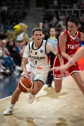 Alexandra Wilke ( 3, Deutschland) setzt sich durhc gegen Clicay Tukur ( 4, Türkei) DBB Nationalmannschaft Deutschland Türkei SNP Dome Heidelberg 06.06.2025 Copyright: HMBxMedia JonasxDinger