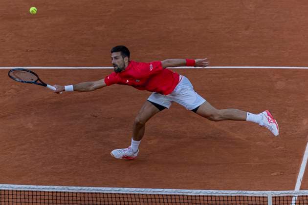 2025 French Open - Day Thirteen Novak Djokovic returns the ball against Jannik Sinner at the Roland Garros Grand Slam Tournament in Paris, France, on June 6, 2025. Paris France  Copyright: xRobertxSzaniszlox originalFilename:szaniszlo-notitle250606_npO0Q.jpg