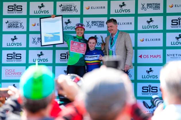 2025 Lloyds Tour of Britain Women Picture by Olly Hassell SWpix.com - 06 06 2025 - Cycling - UCI Women s World Tour - 2025 Lloyds Tour of Britain Women - Stage 2: Hartlepool to Saltburn-by-the-Sea - Kristen Faulkner (EF Education-Oatly) receives the General Classification jersey Copyright: x xSWpix.comx(t axPhotographyxHubxLtd)xOllyxHassell SWpix.comx SWP-2945-0283