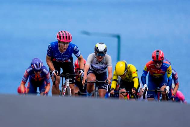 2025 Lloyds Tour of Britain Women Picture by Olly Hassell SWpix.com - 06 06 2025 - Cycling - UCI Women s World Tour - 2025 Lloyds Tour of Britain Women - Stage 2: Hartlepool to Saltburn-by-the-Sea - Kristen Faulkner (EF Education-Oatly) leads the bunch up Saltburn Bank Copyright: x xSWpix.comx(t axPhotographyxHubxLtd)xOllyxHassell SWpix.comx SWP-2945-0200