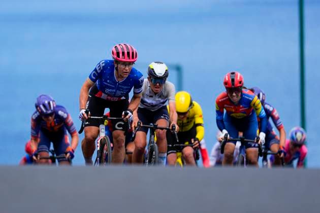 2025 Lloyds Tour of Britain Women Picture by Olly Hassell SWpix.com - 06 06 2025 - Cycling - UCI Women s World Tour - 2025 Lloyds Tour of Britain Women - Stage 2: Hartlepool to Saltburn-by-the-Sea - Kristen Faulkner (EF Education-Oatly) leads the bunch up Saltburn Bank Copyright: x xSWpix.comx(t axPhotographyxHubxLtd)xOllyxHassell SWpix.comx SWP-2945-0201