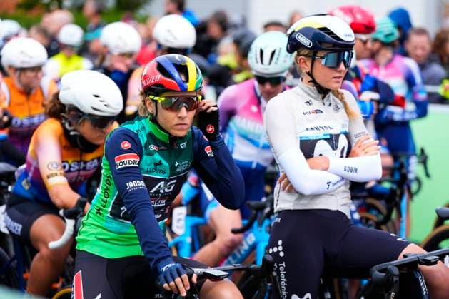 2025 Lloyds Tour of Britain Women Picture by Olly Hassell SWpix.com - 06 06 2025 - Cycling - UCI Women s World Tour - 2025 Lloyds Tour of Britain Women - Stage 2: Hartlepool to Saltburn-by-the-Sea - Kim Le Court Pienaar (AG Insurance - Soudal Team) and Cat Ferguson (Movistar Team) on the start line in Hartlepool Copyright: x xSWpix.comx(t axPhotographyxHubxLtd)xOllyxHassell SWpix.comx SWP-2945-0228