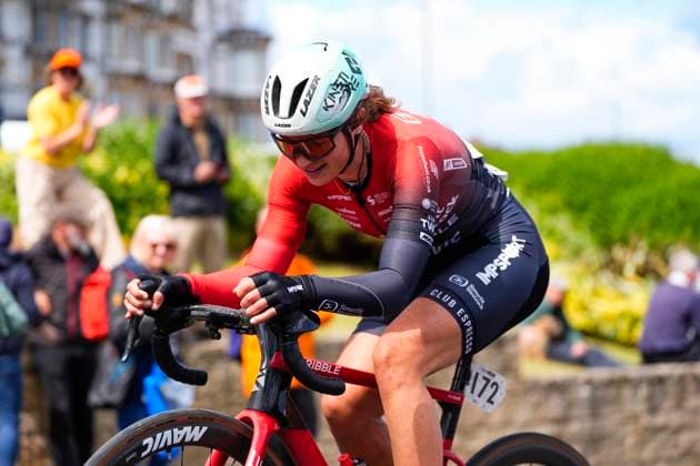 2025 Lloyds Tour of Britain Women Picture by Olly Hassell SWpix.com - 06 06 2025 - Cycling - UCI Women s World Tour - 2025 Lloyds Tour of Britain Women - Stage 2: Hartlepool to Saltburn-by-the-Sea - Lucy Gadd (Smurfit Westrock Cycling Team) climbs Saltburn Bank for the final time Copyright: x xSWpix.comx(t axPhotographyxHubxLtd)xOllyxHassell SWpix.comx SWP-2945-0270