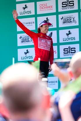 2025 Lloyds Tour of Britain Women Picture by Olly Hassell SWpix.com - 06 06 2025 - Cycling - UCI Women s World Tour - 2025 Lloyds Tour of Britain Women - Stage 2: Hartlepool to Saltburn-by-the-Sea - Kristen Faulkner (EF Education-Oatly) receives the Points jersey Copyright: x xSWpix.comx(t axPhotographyxHubxLtd)xOllyxHassell SWpix.comx SWP-2945-0275