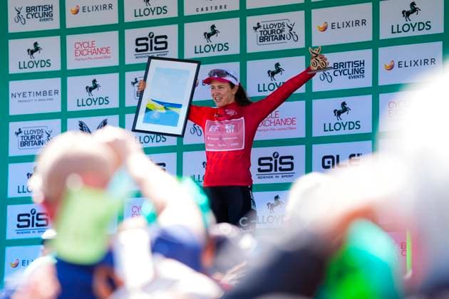 2025 Lloyds Tour of Britain Women Picture by Olly Hassell SWpix.com - 06 06 2025 - Cycling - UCI Women s World Tour - 2025 Lloyds Tour of Britain Women - Stage 2: Hartlepool to Saltburn-by-the-Sea - Kristen Faulkner (EF Education-Oatly) receives the Points jersey Copyright: x xSWpix.comx(t axPhotographyxHubxLtd)xOllyxHassell SWpix.comx SWP-2945-0277