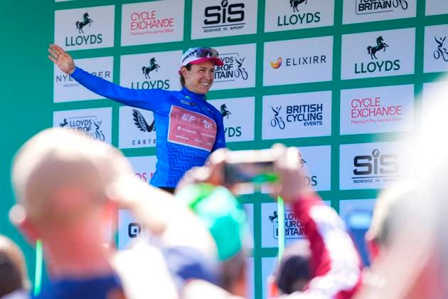 2025 Lloyds Tour of Britain Women Picture by Olly Hassell SWpix.com - 06 06 2025 - Cycling - UCI Women s World Tour - 2025 Lloyds Tour of Britain Women - Stage 2: Hartlepool to Saltburn-by-the-Sea - Kristen Faulkner (EF Education-Oatly) receives the Queen of the Mountain jersey Copyright: x xSWpix.comx(t axPhotographyxHubxLtd)xOllyxHassell SWpix.comx SWP-2945-0278