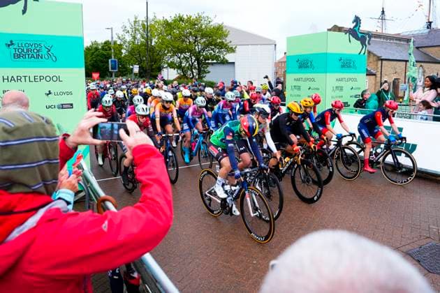 2025 Lloyds Tour of Britain Women Picture by Olly Hassell SWpix.com - 06 06 2025 - Cycling - UCI Women s World Tour - 2025 Lloyds Tour of Britain Women - Stage 2: Hartlepool to Saltburn-by-the-Sea - The riders roll out at the start in Hartlepool Copyright: x xSWpix.comx(t axPhotographyxHubxLtd)xOllyxHassell SWpix.comx SWP-2945-0180
