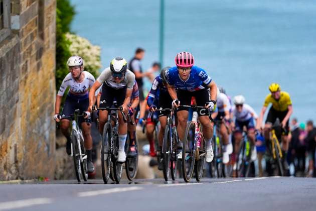 2025 Lloyds Tour of Britain Women Picture by Olly Hassell SWpix.com - 06 06 2025 - Cycling - UCI Women s World Tour - 2025 Lloyds Tour of Britain Women - Stage 2: Hartlepool to Saltburn-by-the-Sea - Cat Ferguson (Movistar Team) and Kristen Faulkner (EF Education-Oatly) climbs Saltburn Bank for the final time Copyright: x xSWpix.comx(t axPhotographyxHubxLtd)xOllyxHassell SWpix.comx SWP-2945-0222
