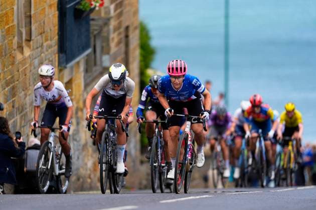 2025 Lloyds Tour of Britain Women Picture by Olly Hassell SWpix.com - 06 06 2025 - Cycling - UCI Women s World Tour - 2025 Lloyds Tour of Britain Women - Stage 2: Hartlepool to Saltburn-by-the-Sea - Cat Ferguson (Movistar Team) and Kristen Faulkner (EF Education-Oatly) climbs Saltburn Bank for the final time Copyright: x xSWpix.comx(t axPhotographyxHubxLtd)xOllyxHassell SWpix.comx SWP-2945-0223