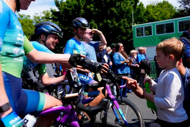 2025 Lloyds Tour of Britain Women Picture by Olly Hassell SWpix.com - 06 06 2025 - Cycling - UCI Women s World Tour - 2025 Lloyds Tour of Britain Women - Stage 2: Hartlepool to Saltburn-by-the-Sea - DAS - Hutchinson give a bottle to a young fan. Copyright: x xSWpix.comx(t axPhotographyxHubxLtd)xOllyxHassell SWpix.comx SWP-2945-0224
