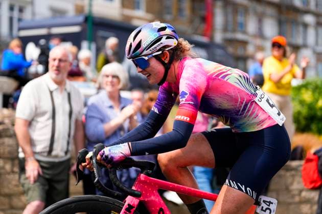 2025 Lloyds Tour of Britain Women Picture by Olly Hassell SWpix.com - 06 06 2025 - Cycling - UCI Women s World Tour - 2025 Lloyds Tour of Britain Women - Stage 2: Hartlepool to Saltburn-by-the-Sea - Alice Towers (CANYON SRAM) climbs Saltburn Bank for the final time Copyright: x xSWpix.comx(t axPhotographyxHubxLtd)xOllyxHassell SWpix.comx SWP-2945-0251
