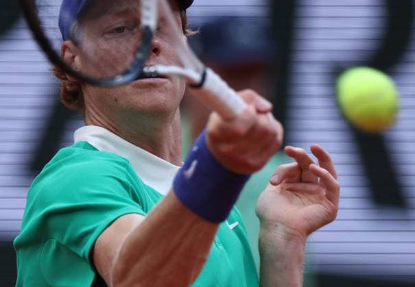 (250607) -- PARIS, June 7, 2025 -- Jannik Sinner returns a shot during the men s singles semifinal match between Jannik Sinner of Italy and Novak Djokovic of Serbia at the French Open tennis tournament at Roland Garros, Paris, France, June 6, 2025. ) (SP)FRANCE-PARIS-TENNIS-FRENCH OPEN-MEN S SINGLES-SEMIFINALS LixJing 