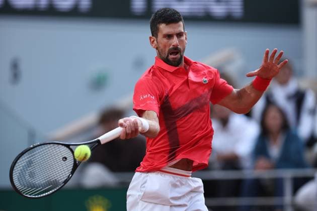 (250607) -- PARIS, June 7, 2025 -- Novak Djokovic returns a shot during the men s singles semifinal match between Jannik Sinner of Italy and Novak Djokovic of Serbia at the French Open tennis tournament at Roland Garros, Paris, France, June 6, 2025. ) (SP)FRANCE-PARIS-TENNIS-FRENCH OPEN-MEN S SINGLES-SEMIFINALS LixJing 