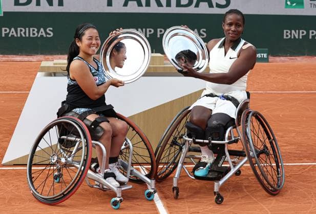 (250607) -- PARIS, June 7, 2025 -- Japan s Kamiji Yui (L) Kgothatso Montjane of South Africa pose for photos during the awarding ceremony after defeating Li Xiaohui Wang Ziying of China in the wheelchair tennis women s doubles final match at the French Open tennis tournament at Roland Garros, Paris, France, June 6, 2025. ) (SP)FRANCE-PARIS-WHEELCHAIR TENNIS-FRENCH OPEN-WOMEN S DOUBLES-FINAL LixJing 