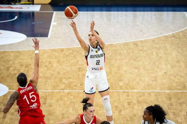Basketball Heidelberg 06.06.2025 Testspiel DBB Frauen Damen Deutschland (GER) - Türkei (TUR) Emily Bessoir (Deutschland, No.22) Tilbe Senyürek (Türkei, No.15)