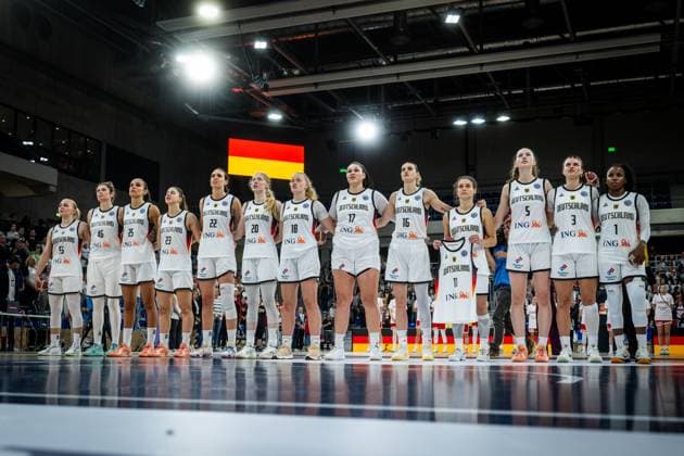 Basketball Heidelberg 06.06.2025 Testspiel DBB Frauen Damen Deutschland (GER) - Türkei (TUR) Jessika Schiffer (Deutschland, No.55) Romy Bär (Deutschland, No.46) Clara Bielefeld (Deutschland, No.25) Mailien Rolf (Deutschland, No.23) Emily Bessoir (Deutschland, No.22) Frida Bühner (Deutschland, No.20) Elea Gaba (Deutschland, No.17) Alina Hartmann (Deutschland, No.16) Jennifer Crowder (Deutschland, No.07) mit einem Trikot der verletzten Marie Gülich (Deutschland, No.11) Gulich Hilke Feldrappe (Deutschland, No.05) Alexandra Wilke (Deutschland, No.03) Alexis Peterson (Deutschland, No.01) vlnr.