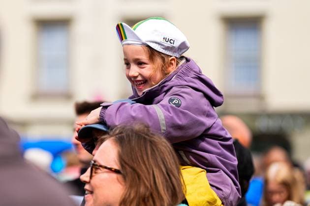 2025 Lloyds Tour of Britain Women Picture by Olly Hassell SWpix.com - 07 06 2025 - Cycling - UCI Women s World Tour - 2025 Lloyds Tour of Britain Women - Stage 3: The Scottish Borders Stage, Kelso - Young fan in the crowd watching the Team Presentation Copyright: x xSWpix.comx(t axPhotographyxHubxLtd)xOllyxHassell SWpix.comx SWP-2945-0302