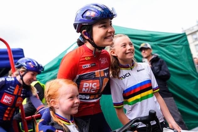 2025 Lloyds Tour of Britain Women Picture by Olly Hassell SWpix.com - 07 06 2025 - Cycling - UCI Women s World Tour - 2025 Lloyds Tour of Britain Women - Stage 3: The Scottish Borders Stage, Kelso - Team Presentation - Team Picnic PostNL - Mara Roldan poses for photo with young fans Copyright: x xSWpix.comx(t axPhotographyxHubxLtd)xOllyxHassell SWpix.comx SWP-2945-0289