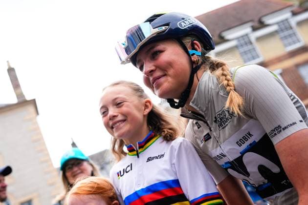 2025 Lloyds Tour of Britain Women Picture by Olly Hassell SWpix.com - 07 06 2025 - Cycling - UCI Women s World Tour - 2025 Lloyds Tour of Britain Women - Stage 3: The Scottish Borders Stage, Kelso - Cat Ferguson (Movistar Team) poses for photo with young fans Copyright: x xSWpix.comx(t axPhotographyxHubxLtd)xOllyxHassell SWpix.comx SWP-2945-0291