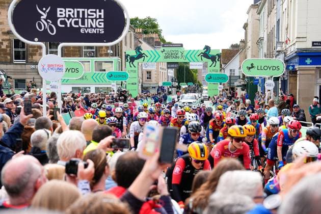 2025 Lloyds Tour of Britain Women Picture by Olly Hassell SWpix.com - 07 06 2025 - Cycling - UCI Women s World Tour - 2025 Lloyds Tour of Britain Women - Stage 3: The Scottish Borders Stage, Kelso - The Peloton rolling out from Kelso Copyright: x xSWpix.comx(t axPhotographyxHubxLtd)xOllyxHassell SWpix.comx SWP-2945-0298