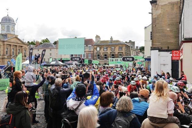 2025 Lloyds Tour of Britain Women Picture by Alex Whitehead SWpix.com - 07 06 2025 - Cycling - UCI Women s World Tour - 2025 Lloyds Tour of Britain Women - Stage 3: The Scottish Borders Stage, Kelso - The Peloton rolling out from Kelso Copyright: x xSWpix.comx(t axPhotographyxHubxLtd)xAlexxWhitehead SWpix.comx SWP-2945-0324