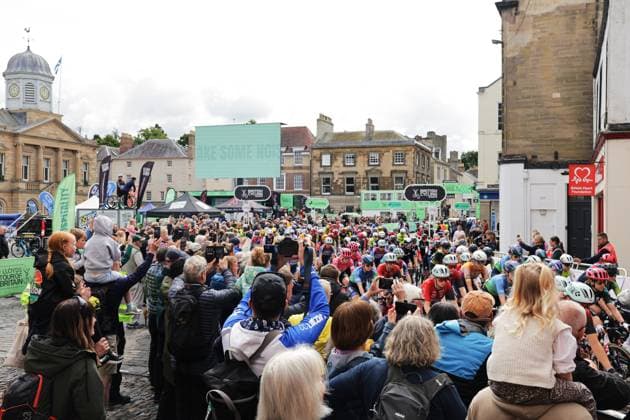 2025 Lloyds Tour of Britain Women Picture by Alex Whitehead SWpix.com - 07 06 2025 - Cycling - UCI Women s World Tour - 2025 Lloyds Tour of Britain Women - Stage 3: The Scottish Borders Stage, Kelso - The Peloton rolling out from Kelso Copyright: x xSWpix.comx(t axPhotographyxHubxLtd)xAlexxWhitehead SWpix.comx SWP-2945-0326