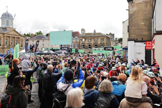 2025 Lloyds Tour of Britain Women Picture by Alex Whitehead SWpix.com - 07 06 2025 - Cycling - UCI Women s World Tour - 2025 Lloyds Tour of Britain Women - Stage 3: The Scottish Borders Stage, Kelso - The Peloton rolling out from Kelso Copyright: x xSWpix.comx(t axPhotographyxHubxLtd)xAlexxWhitehead SWpix.comx SWP-2945-0327