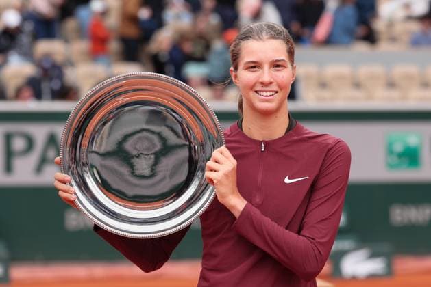 Sport Themen der Woche KW23 Siegerin Lilli Tagger (AUT) mit dem Pokal, Maedchen Einzel, Girls Singles, Siegerehrung, Presentation Tennis - French Open 2025 - Roland Garros - Paris - - France - 7 June 2025. *** Winner Lilli Tagger AUT with the trophy, Girls Singles, Award Ceremony, Presentation Tennis French Open 2025 Roland Garros Paris France 7 June 2025 Copyright: xJuergenxHasenkopfx
