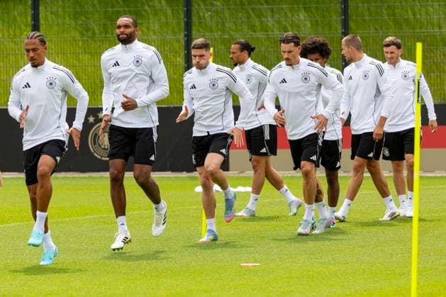 Reportage 07.06.2025 Letztes Training der Männer Nationalmannschaft in Herzogenaurach bei adidas im Rahmen der Final Four vor dem Spiel um Platz 3 in Stuttgart gegen Frankreich lockeres Springen mit Thilo Kehrer, Jonathan Tah, Robin Gosens, Leroy SanÃ , Robin Koch und anderen Herzogenaurach Bayern Deutschland *** Report 07 06 2025 Last training session of the mens national team in Herzogenaurach at adidas as part of the Final Four before the match for third place in Stuttgart against France relaxed jumping with Thilo Kehrer, Jonathan Tah, Robin Gosens, Leroy SanÃ , Robin Koch and others Herzogenaurach Bavaria Germany