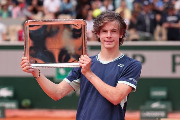 Sieger Niels McDonald (GER) mit dem Pokal, Jungen Einzel, Boys Singles, Siegerehrung, Presentation Tennis - French Open 2025 - Roland Garros - Paris - - France - 7 June 2025. Copyright: xJuergenxHasenkopfx