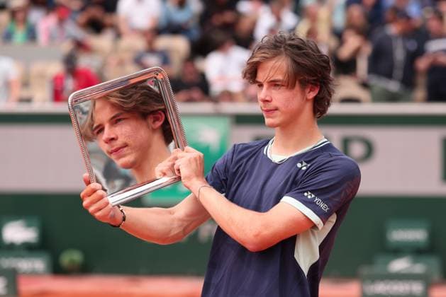 Sieger Niels McDonald (GER) mit dem Pokal, Jungen Einzel, Boys Singles, Siegerehrung, Presentation Tennis - French Open 2025 - Roland Garros - Paris - - France - 7 June 2025. Copyright: xJuergenxHasenkopfx