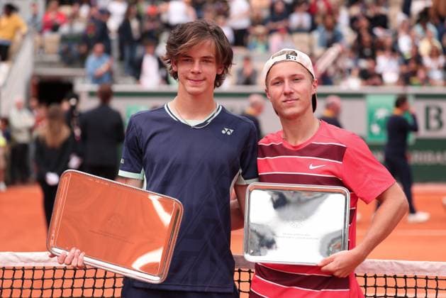 R-L Finalist Max Schoenhaus und Sieger Niels McDonald (GER) mit dem Pokal, Jungen Einzel, Boys Singles, Siegerehrung, Presentation Tennis - French Open 2025 - Roland Garros - Paris - - France - 7 June 2025. Copyright: xJuergenxHasenkopfx